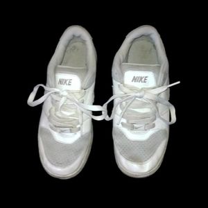 Nike White and Gray Kids Shoes Size 5Y T14